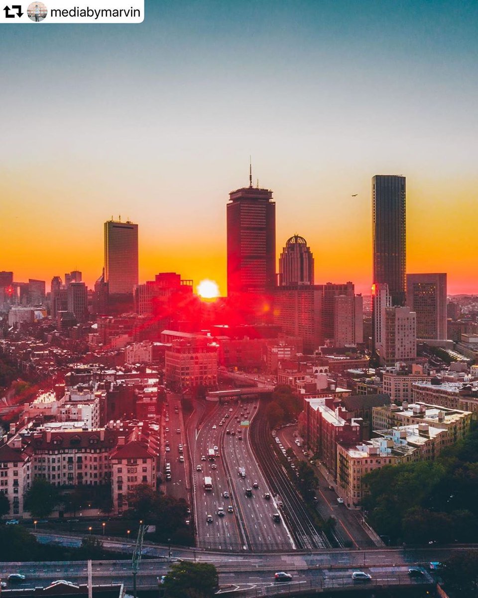 boston25's tweet photo. 💛💙 Even in times of darkness, the sun always rises. Like the sun, we will rise out of the darkness as we have before. We are #BostonStrong and so much more. As you go about this #OneBostonDay differently than you expected, spread kindness &amp; joy. 📷: @mediabymarvin #boston25 https://t.co/deh8zq5umL