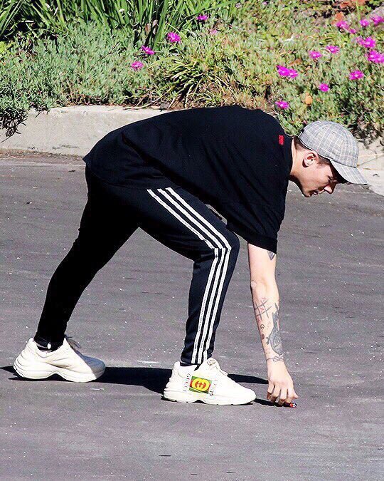 tomlinsun_28's tweet photo. louis tomlinson is the ceo of tiny people https://t.co/BLQCds0nFY