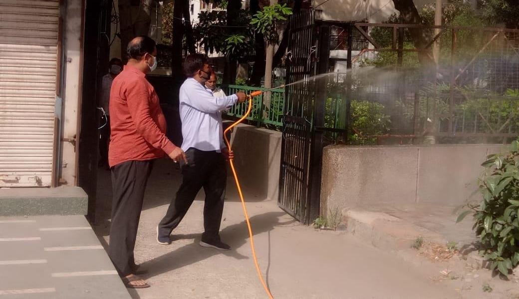 MANISHTANDON1's tweet photo. पीतमपुरा में MCD कर्मचारियों के साथ स्प्रे मशीन के माध्यम से Sodium Hypochloride का छिड़काव करवाया गया....देश जीतेगा , कोरोना हारेगा....15-4-2020 #Lockdown #IndiaFightsCorona #MCDworking #NorthMCD #Coronafighters #कोरोनावायरस #COVID19 #CoronaLockdown #IndiaFightsC #कोरोना_वायरस https://t.co/kTGhhU4LZx