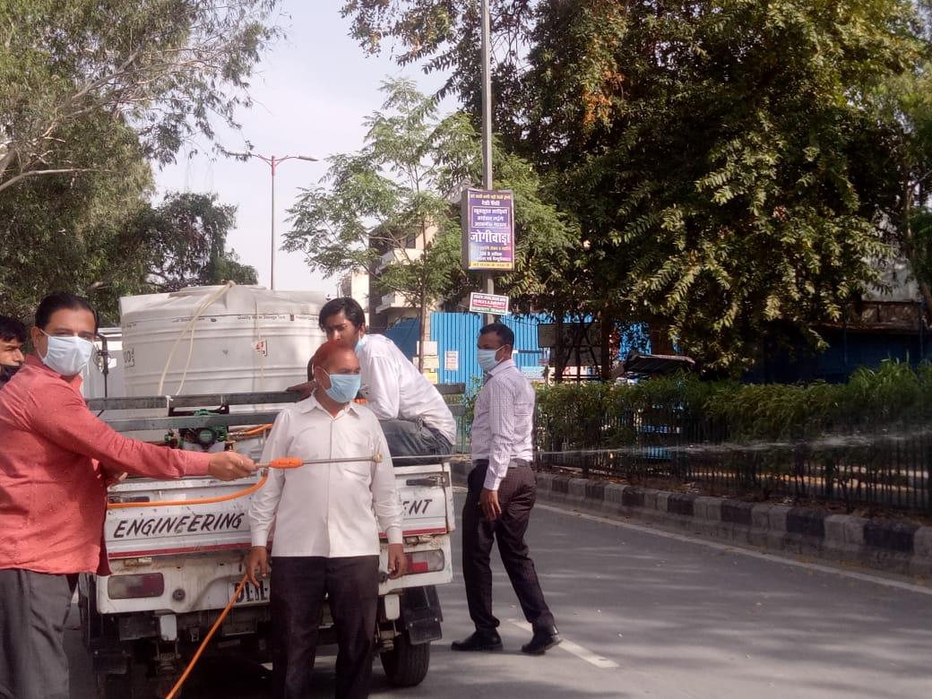 MANISHTANDON1's tweet photo. पीतमपुरा में MCD कर्मचारियों के साथ स्प्रे मशीन के माध्यम से Sodium Hypochloride का छिड़काव करवाया गया....देश जीतेगा , कोरोना हारेगा....15-4-2020 #Lockdown #IndiaFightsCorona #MCDworking #NorthMCD #Coronafighters #कोरोनावायरस #COVID19 #CoronaLockdown #IndiaFightsC #कोरोना_वायरस https://t.co/VbvDHJiDup