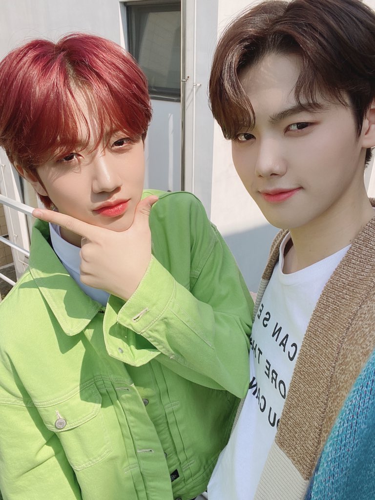 106: 15|4|20we’re getting so much minhee content now i literally don’t know how to act bc i started this thread when we were in hiatus/d word era so uh  anyway today was the weekly idol episode!! mini’s mic fell out while he was dancing in his fancam lol oop