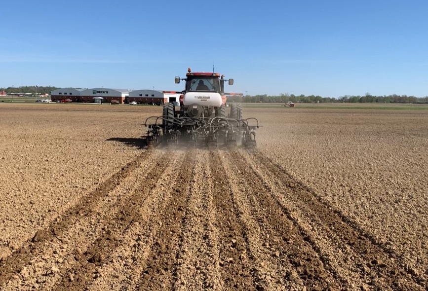 BecksHybrids's tweet photo. New for 2020, our #KYPFR team is conducting a new Nutrient Management Study! First step - banding the fertilizer. #BecksPFR #NewStudyAlert #Plant2020 https://t.co/FWal89EVli