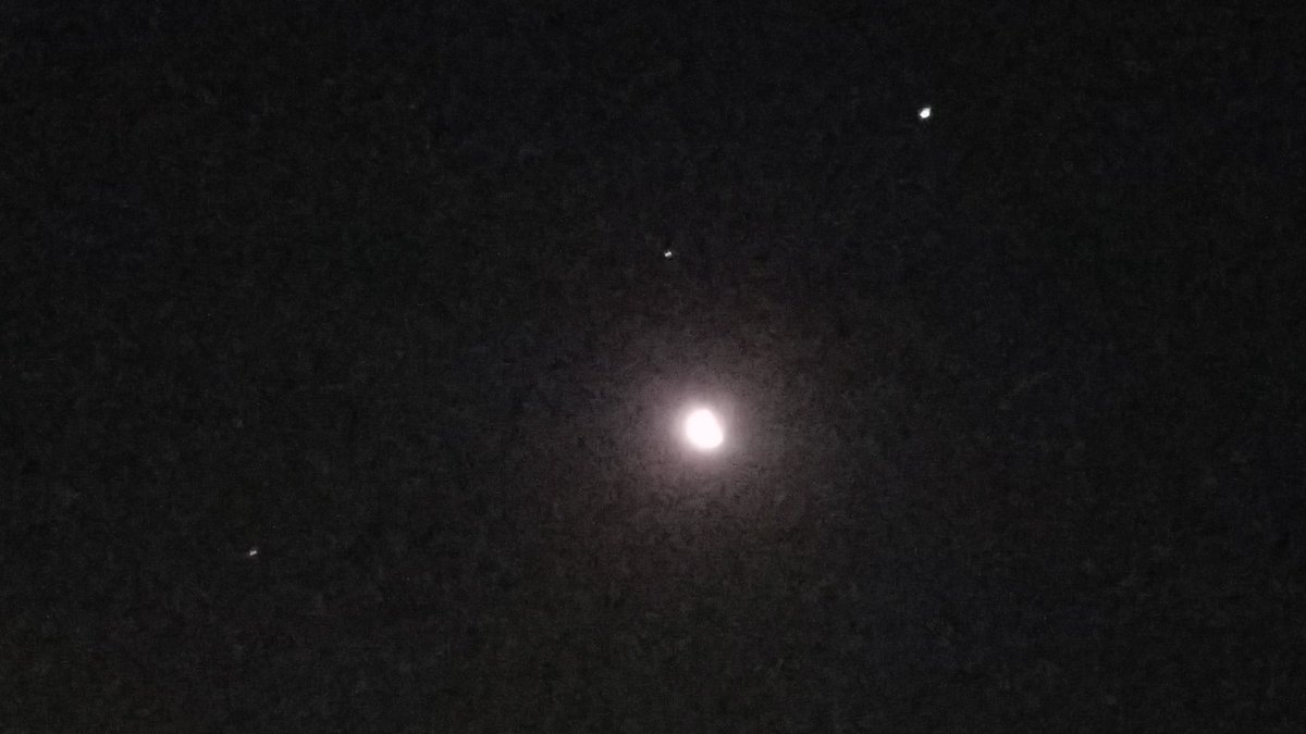 JasonStiff's tweet photo. A #beautiful #Wednesday morning sky! #Mars, #Saturn & #Jupiter from left to right, with the #Moon under Saturn & #Pluto hiding behind Jupiter! @JasonStiff has your complete 7-day #weather #forecast here on #Earth starting at 5AM on #KEYT 3, #KCOY 12 & #KKFX 11!
#astronomy #space https://t.co/dBcC4z2oBW