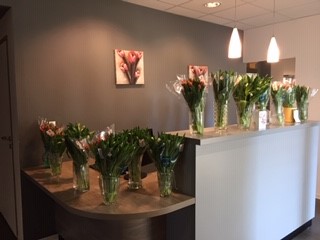 Nous remercions chaleureusement le Fonds pour les Soins Palliatifs @FPSPactu pour le don de bouquets de tulipes pour nos Professionnels de Santé ! #COVID19 #soutiensoignants