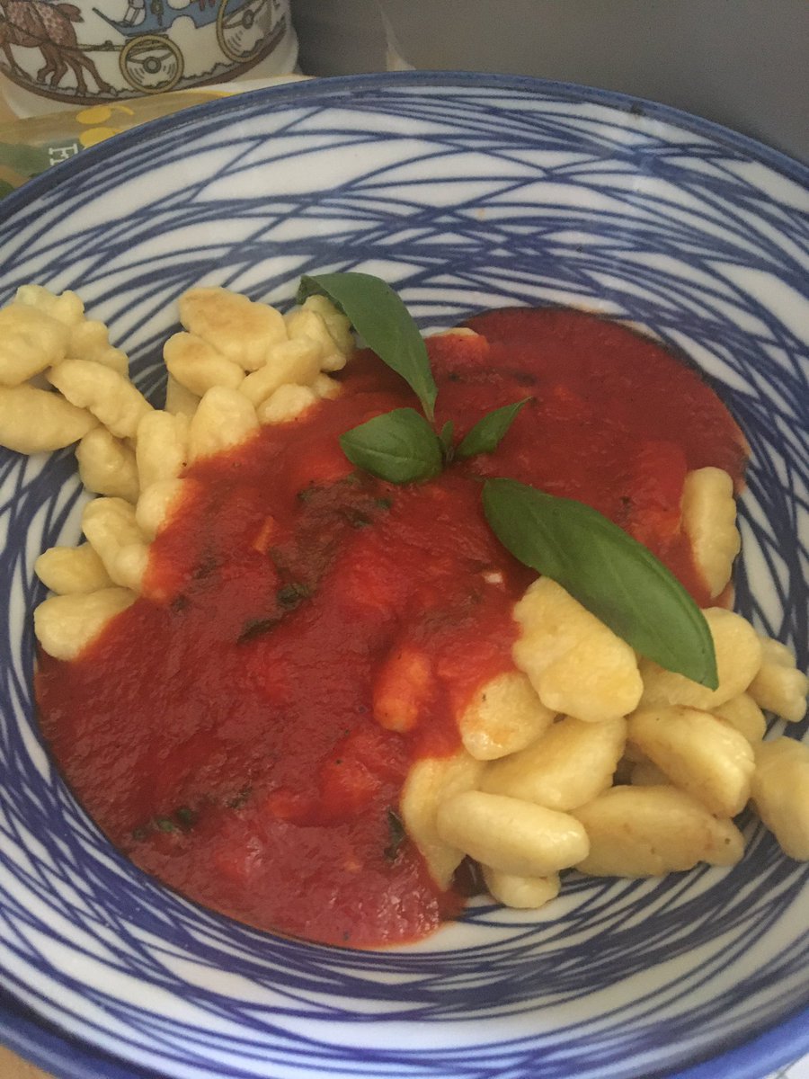 emmyatable's tweet photo. Gnocchi sauce tomate 🧄 basilic #confinement #COVID19 #cuisine #delicious #Italy #bienmanger #FaisMaison #RepasEnFamille https://t.co/BZjMLiNZIc