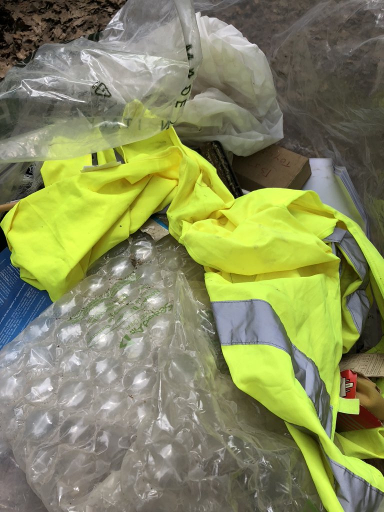 Charlotte_34Mtp's tweet photo. « Une place pour chaque chose et chaque chose à sa place » : les gilets jaunes 👉 dans la poubelle 😜 https://t.co/JZ0o9cIXAa