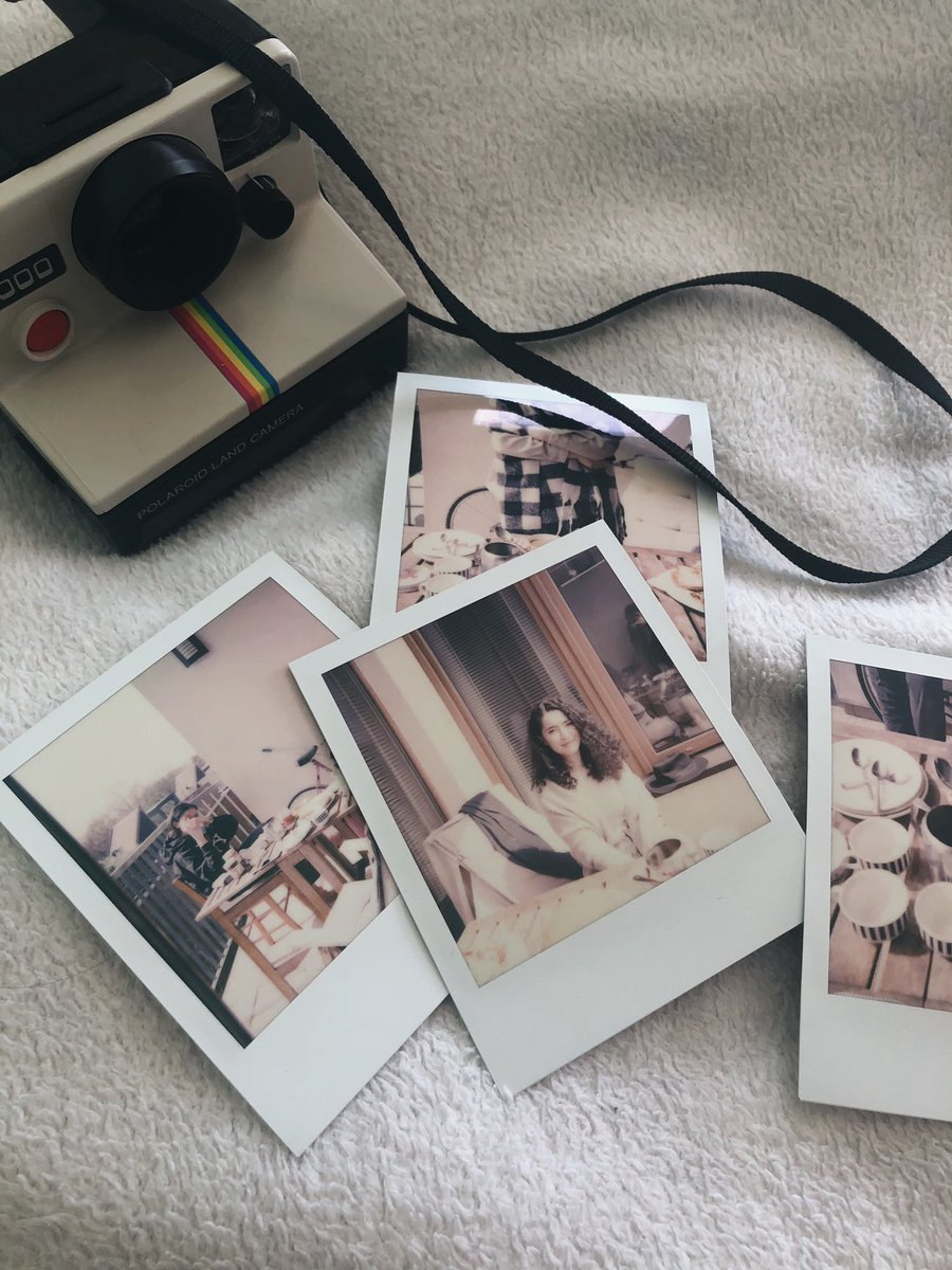 BlqeesZuhair's tweet image. Polaroid snaps, and I apparently kept the same hairstyle throughout my entire live. #polaroidland