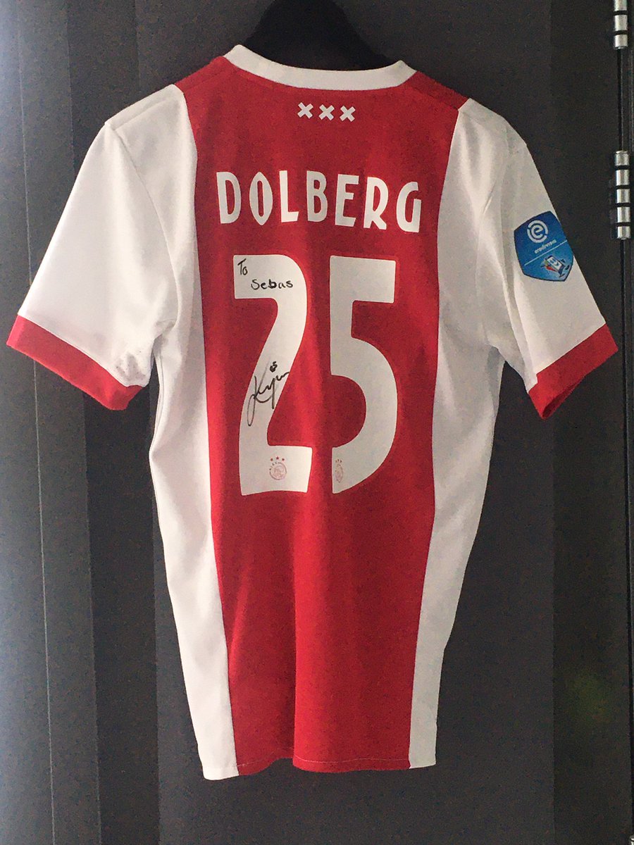 SeBouquet's tweet photo. Kasper Dolberg kwam in Amsterdam bij een tassenwinkel. Mijn vader kwam er ook eens. Balletje ging rollen. Dit shirt was het resultaat. Bedankt pa, thanks @Dolbergofficial #voetbalshirtchallenge https://t.co/hH62fGUqvp