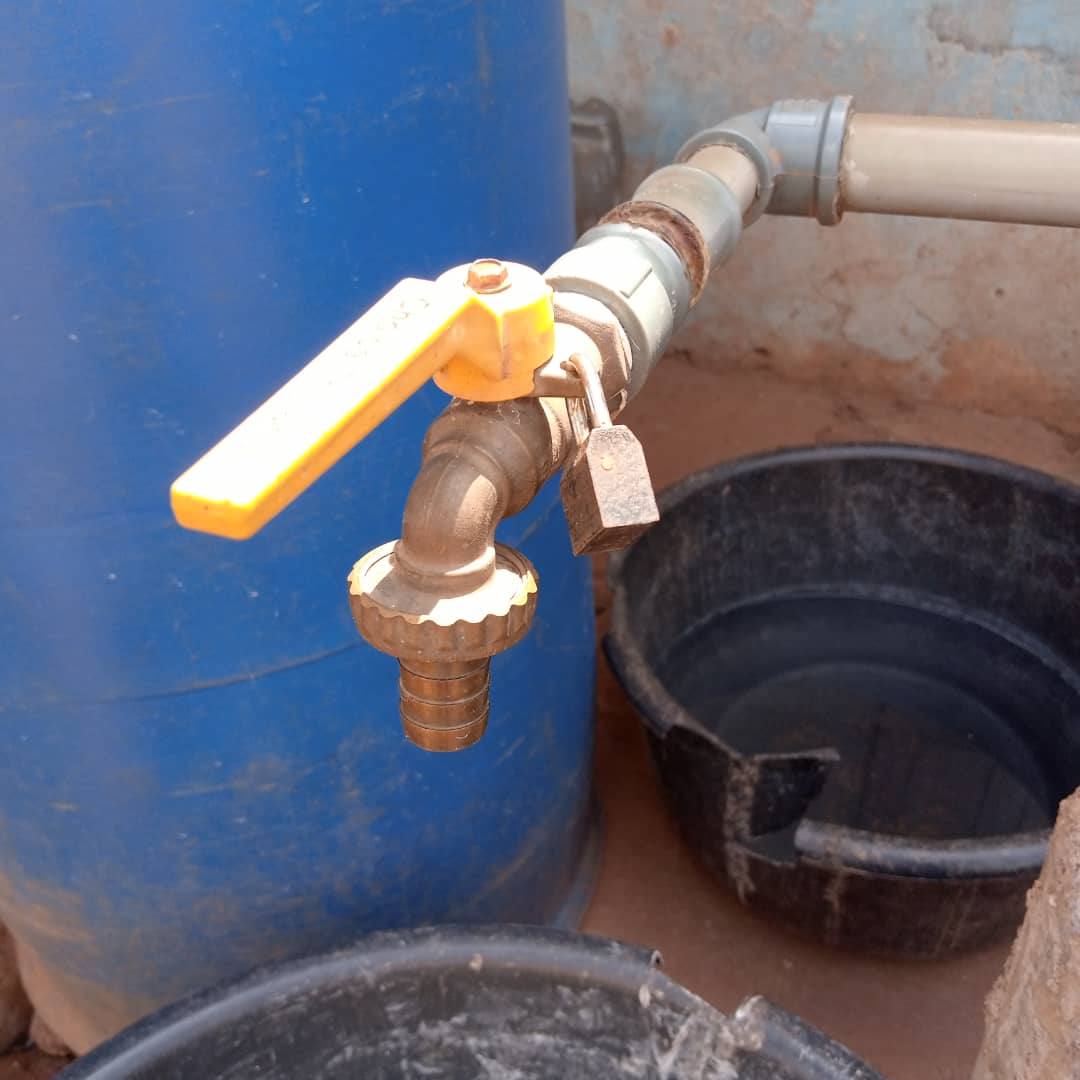 ogene_ogbodo's tweet photo. Water is an Economic and Social Commodity, which must be accessible to all irrespective of your location or social class
When you #lockdown don't #LockTap #TapLock
Government and Stakeholders need to pay more attention to those living in the slums and low income earners areas https://t.co/wUm4UhOdUb