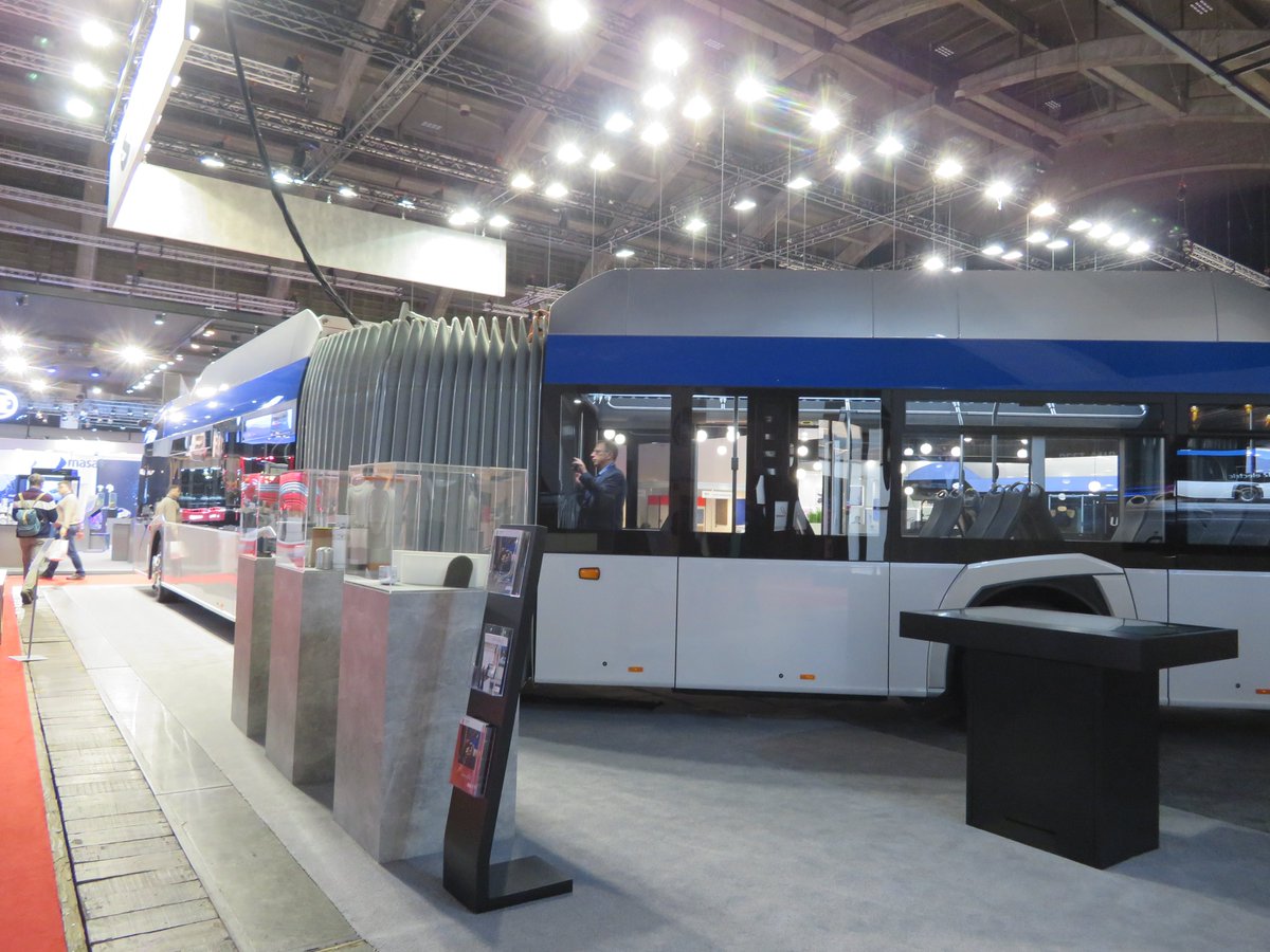 Et Solaris s& #39;y est mis il y a quelques mois, avec son Trollino 24 IV (ici en version Metrostyle)A noter que Bolloré à voulu proposer son Bluetram en 12, 18&24m mais seule la version 6m a existé (et le 1er Bluebus 18 est enfin construit !)(photos 24 à 27 : moi au BusWorld 2019)
