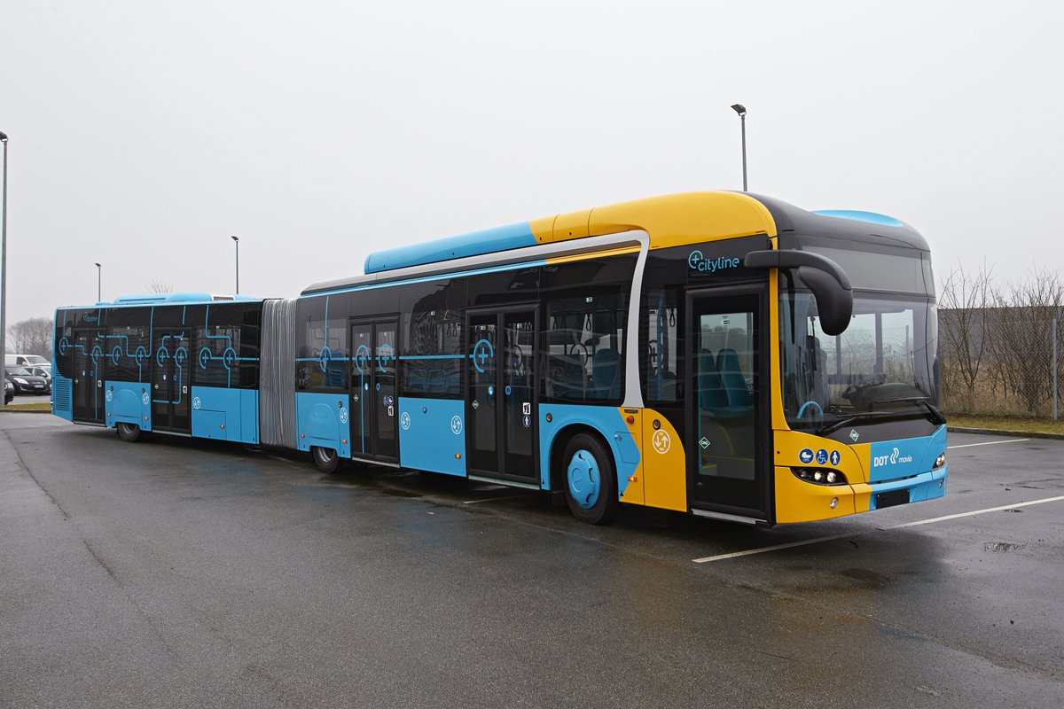 Voici un MAN Lion& #39;s City GL du Roissybus, 3 portes pour 18m75 (je me demande si il n& #39;est pas "LE" par la même occasion d& #39;ailleurs), il à l& #39;avantage d& #39;exister en 5 portes mais pas son remplacent, le Lion& #39;s City 19 (18m75 toujours)28&29 - wikipédia; 30 - Bus&Coach Buyer; 31 - moi
