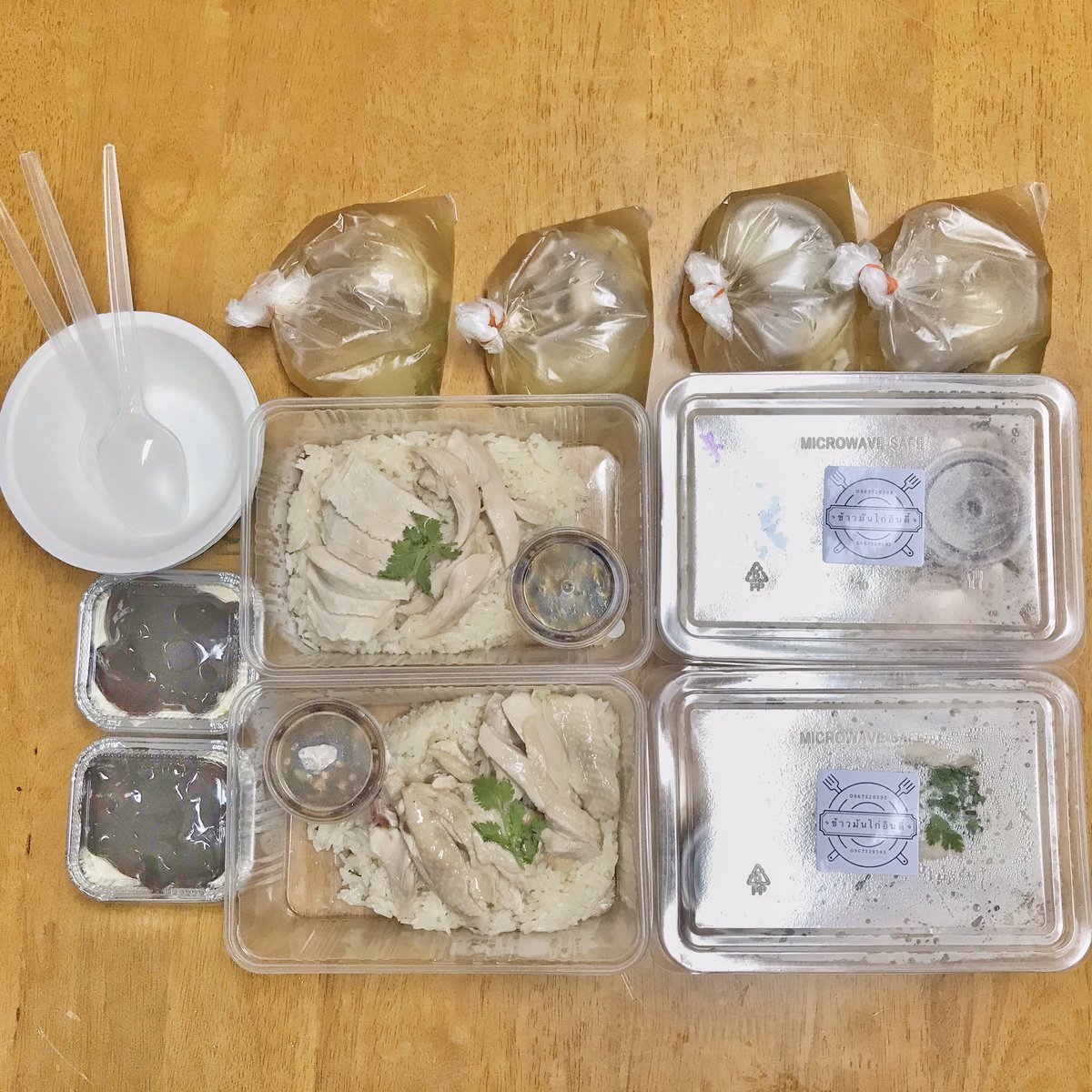 vvreview1's tweet photo. ข้าวมันไก่ช่วงโควิด กล่องละ 45 บาท วันนี้สั่งมากิน ออฟฟิศอยู่ทองหล่อ มาส่งฟรี ไม่มีค่าใช้จ่าย ที่สำคัญไก่อร่อยมาก ฉ่ำมาก น้ำซุปหอมและร้านมีแถมขนมมาให้ 2 กล่อง (ร้านบอกว่าแบ่งรายได้ไปทำข้าวกล่องแจกคนด้วย ตั้ลล้าคค) ไปอุดช่วยกันเยอะๆค่ะ 🥰
#อร่อยบอกต่อ #ข้าวกล่อง https://t.co/tTbbgV7waC