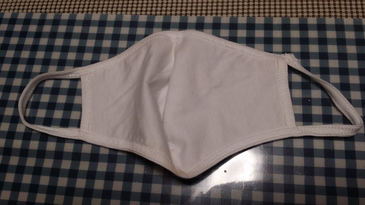 sanngosuke's tweet photo. 私が受け取ったマスクは(医療従事者です)立体的なとてもしっかりした作りのマスクでした。業者によって違うのでしょうか？ https://t.co/bvgq3bLDDQ