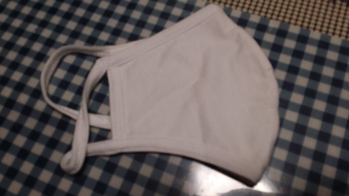 sanngosuke's tweet photo. 私が受け取ったマスクは(医療従事者です)立体的なとてもしっかりした作りのマスクでした。業者によって違うのでしょうか？ https://t.co/bvgq3bLDDQ