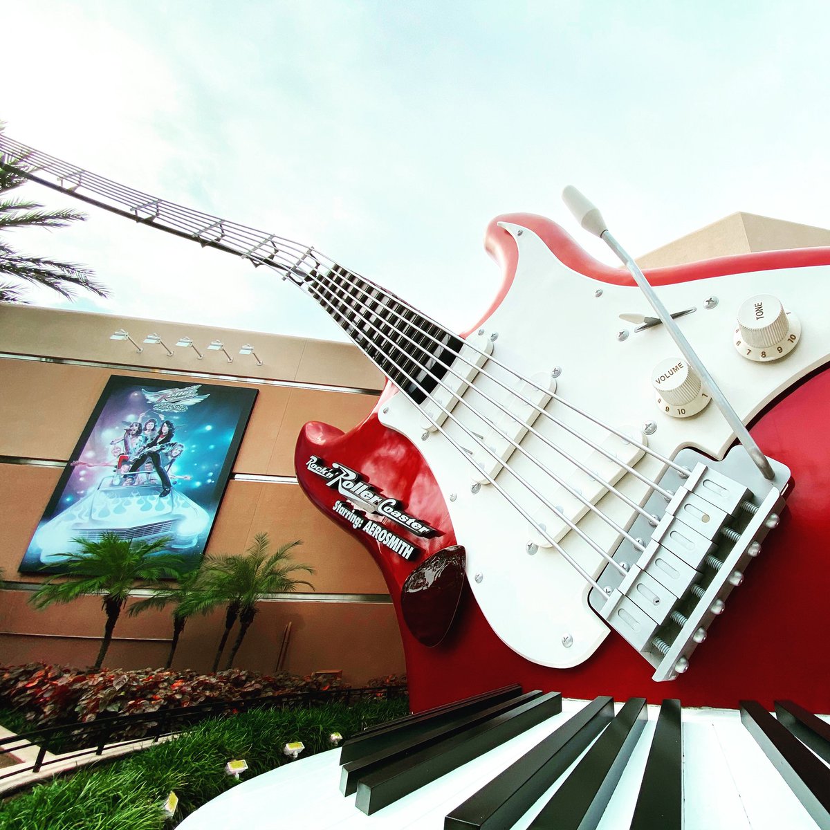 🎸 Make it Stretch... 🎸 #WaltDisneyWorld #HollywoodStudios #RocknRollercoaster #WishWeWereThere 🎢