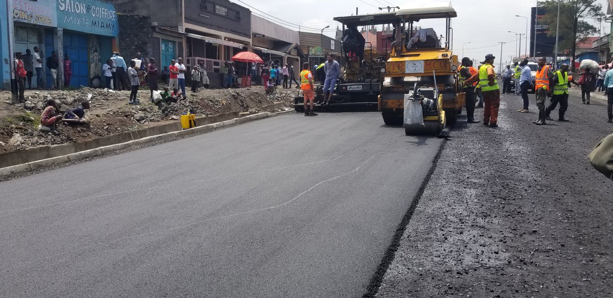 pachekav's tweet photo. Début mercredi à Goma d'asphaltage de 550m sur 1400m de l'avenue du musée à l'entrée président. Ces travaux exécutés par la société #sococ, s'inscrivent dans le cadre du #programmede100jours du @fatshi13. Les habitants de ce coin appellent à l'entretien de ce tronçon. https://t.co/kCQ0Lya0az