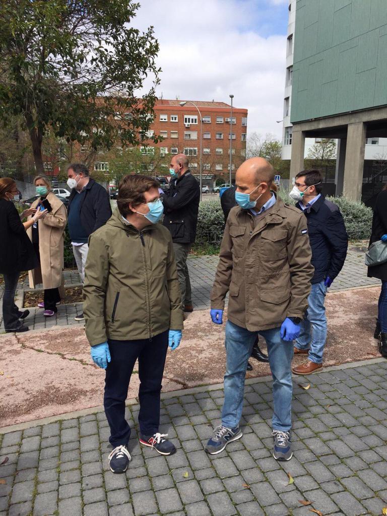 Una parroquia de Vallecas necesitaba voluntarios para repartir comida. Con los voluntarios confinados, el párroco los pide a policías y bomberos. Se presenta <a href="/AlmeidaPP_/">José Luis Martínez-Almeida</a> sin prensa y además con unos cuantos concejales, tres horas doblando el lomo y currando de lo lindo. 
¡BRAVO!