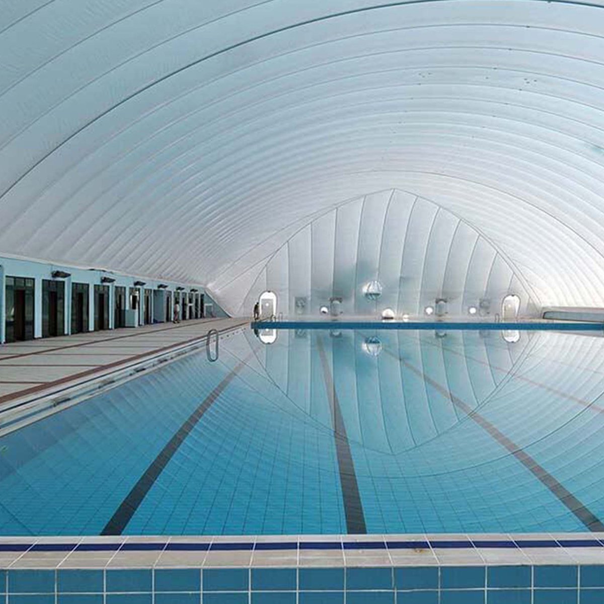 This lovely #swimmingpooldome keeps everyone nice and warm even in the freezing cold weather. The perfect environment to ensure you keep your swimmers happy! 

Contact us to find out more.

#sportsdomes #allweathersports #sportsforallweather #indoorsports #indoopools #swimming
