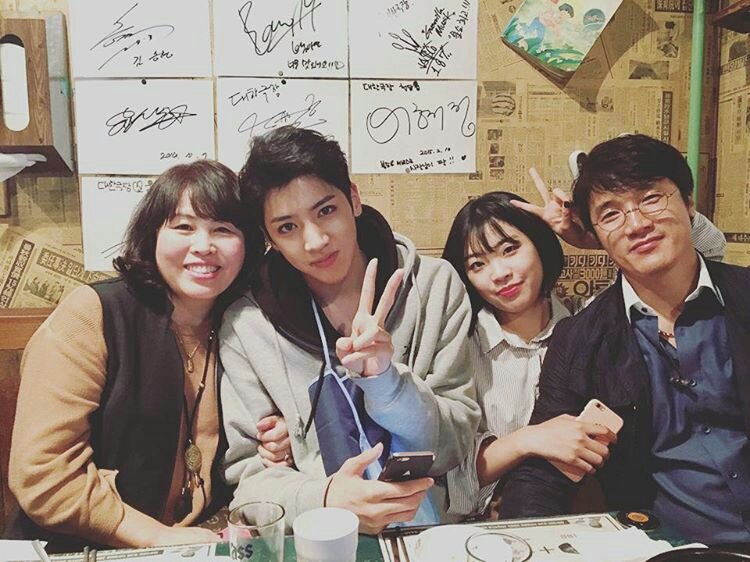 NadaHouari's tweet photo. Jung wooseok with his family ♥♥♥ https://t.co/2oLQKxrL0X