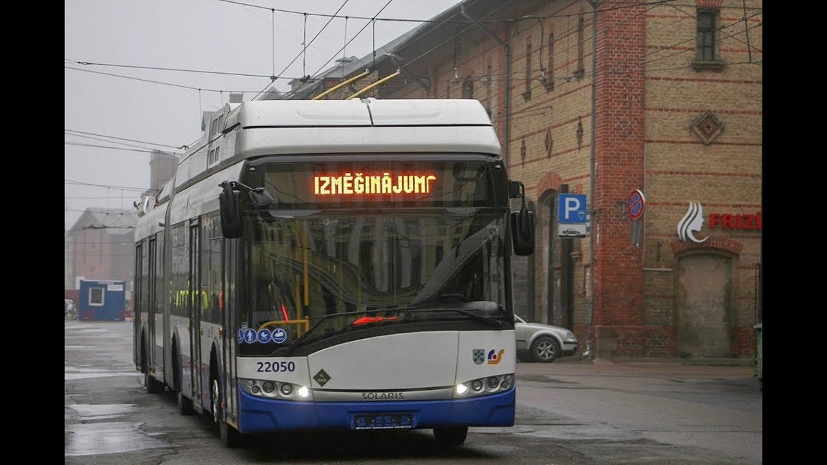 32&33 : Wikipédia; 34 : Youtube : Mais aussi en trolleybus avec pile à combustible (et donc hydrogène pour les portions sans ligne aérienne) comme à Riga. Il n'a pas existé en 5 portes certes, mais je crois pas qu'il existe de véhicule plus propre que lui.