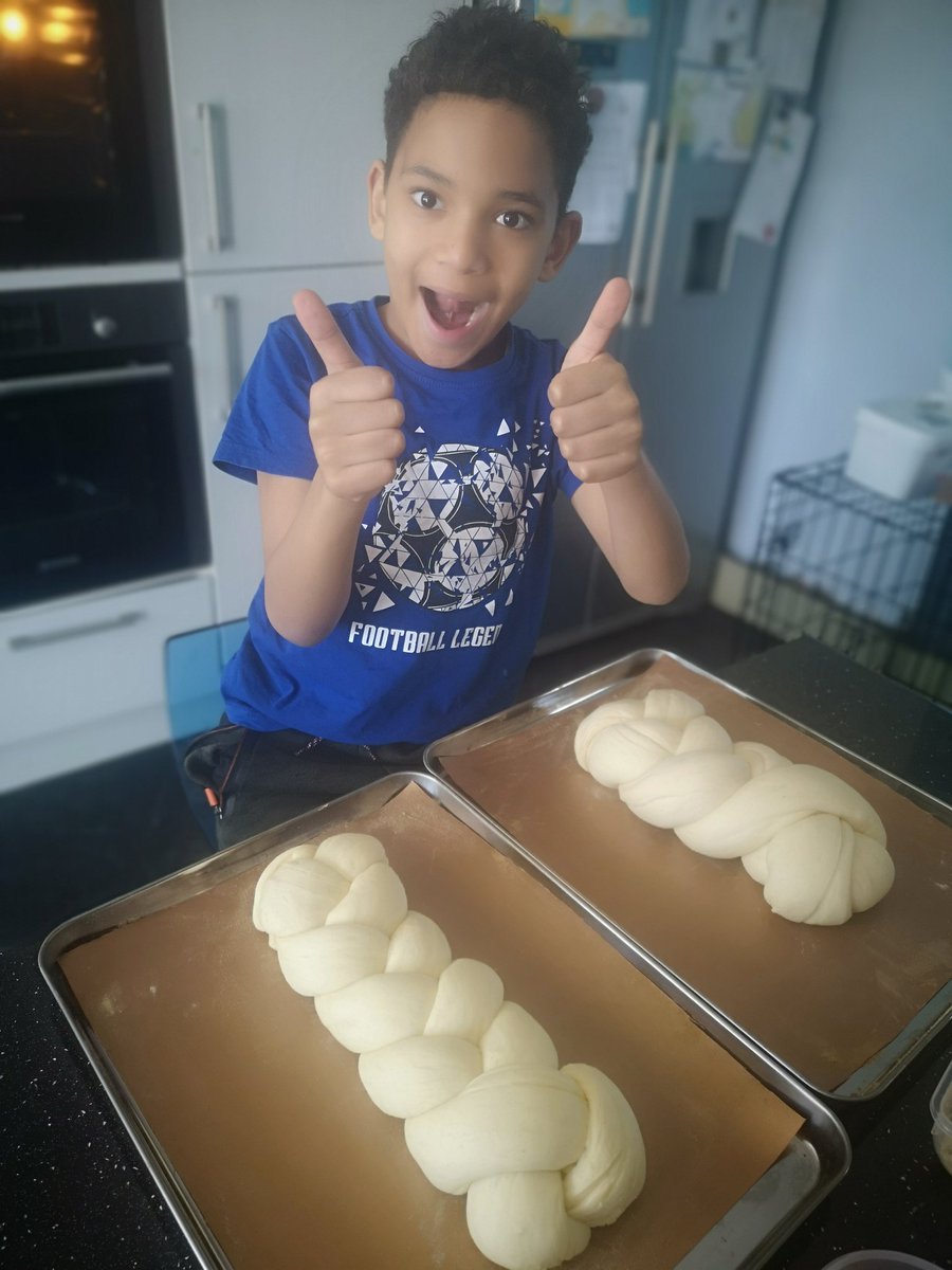 KatarzynaRarok's tweet photo. @JCAWakefield sweet bread with crumble and jam for lunch π Benji is going to be master bread maker after the #StayHome is done β€οΈ https://t.co/CPOULf8PU4