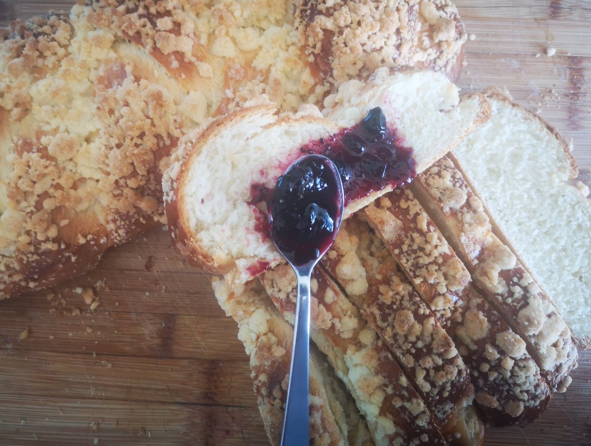 KatarzynaRarok's tweet photo. @JCAWakefield sweet bread with crumble and jam for lunch π Benji is going to be master bread maker after the #StayHome is done β€οΈ https://t.co/CPOULf8PU4
