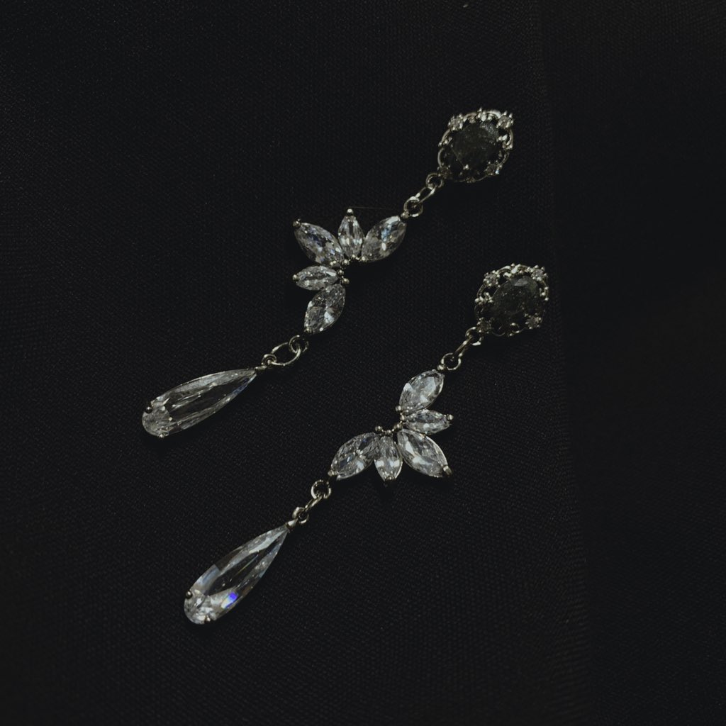 dobby1005's tweet photo. ✨Rt+팔로 이벤트✨

✨Ru Crystal✨

사진으로는 안잡히는 오묘한 그레이 펄 귀걸이 침과, 화려하지만 심플하게 제작되었습니다!

₩18000

은침 제작이며, 귀찌 변경 가능한 상품 입니다!

문의와 주문은 Dm 부탁드려요!✨🙏✨ https://t.co/w4KmOm6D3T
