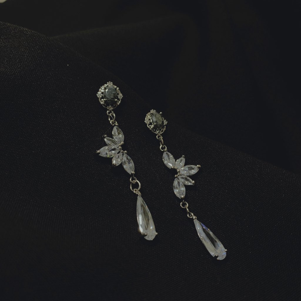 dobby1005's tweet photo. ✨Rt+팔로 이벤트✨

✨Ru Crystal✨

사진으로는 안잡히는 오묘한 그레이 펄 귀걸이 침과, 화려하지만 심플하게 제작되었습니다!

₩18000

은침 제작이며, 귀찌 변경 가능한 상품 입니다!

문의와 주문은 Dm 부탁드려요!✨🙏✨ https://t.co/w4KmOm6D3T