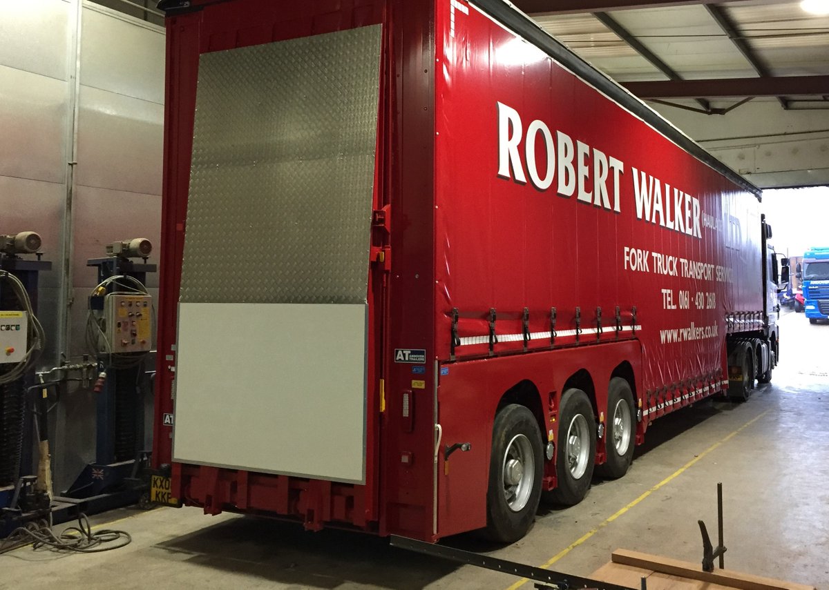 AT_Limited's tweet photo. Andover wheelbox type fork truck transporters give the lowest possible loading angles and floor heights. Ideal for very low ground clearance machines. #Materialshandling #Forktrucks #Warehouseequipment #Trailers #lowloaders  #Transportation #Andover #Lowheight #AT @RWHaulage https://t.co/dV395TCoUs