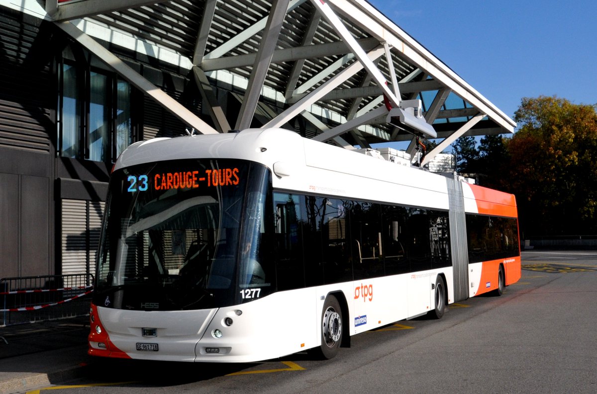 HESS aussi propose un articulé de 18m75 en version TOSA (35 - à Genève) et trolleybus (37 - à Bern), tout comme VDL avec son Citea SLFA-187 (qui remplace les fameux APTS Phileas à Eindhoven), tous 2 à recharge rapide aux terminus et arrêts principaux35&37 - wikipédia; 36 - VDL