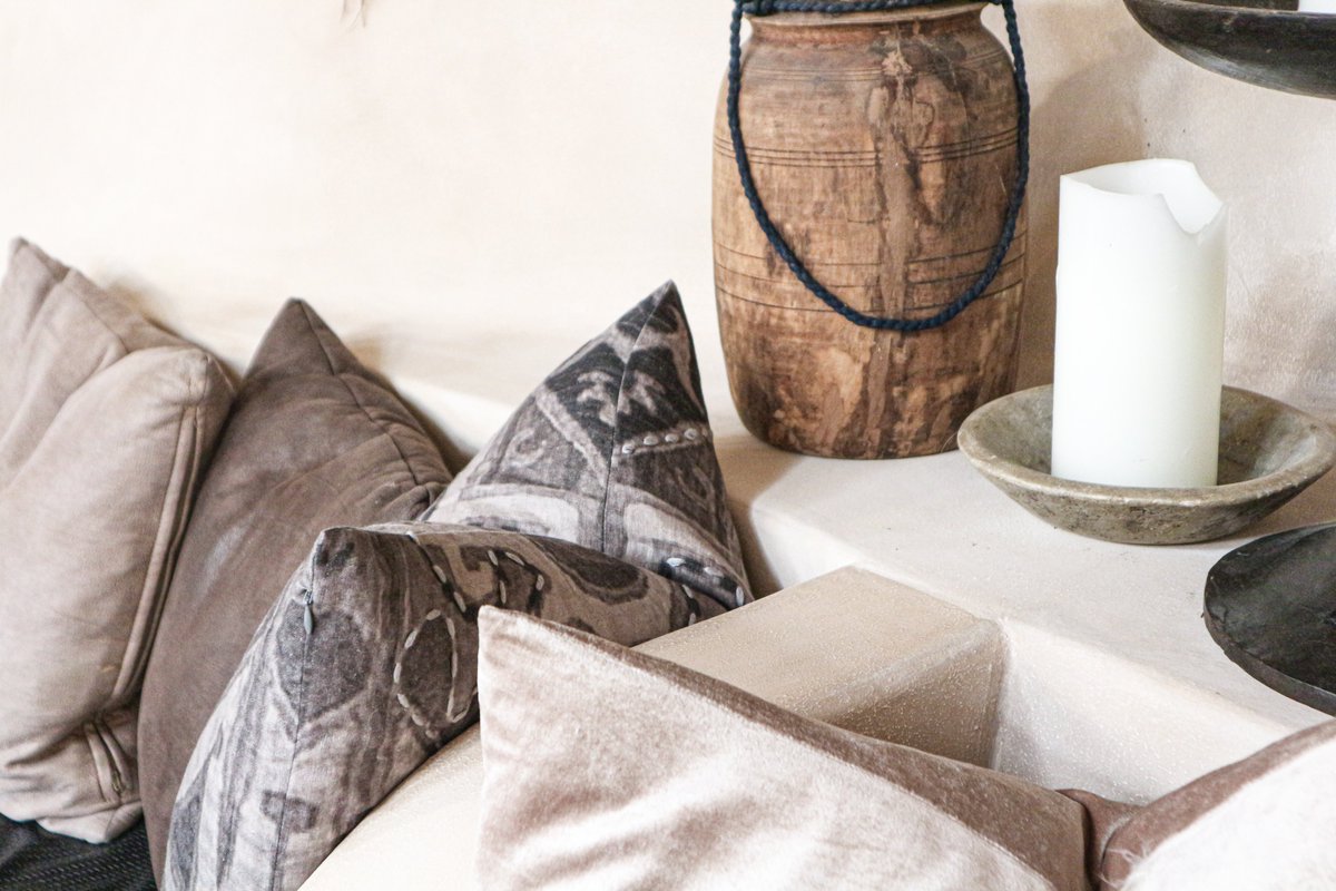 Oceanus_Design's tweet photo. Space out your décor

Have a space that is overflowing with cushions and mixed decorative accessories? 

Gather the extra pieces and cushions, throw pillows, etc and accessories pack into a cupboard. https://t.co/iH4QEO0wKD