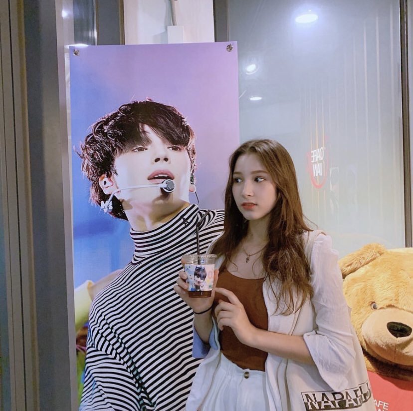 เห็นโมเม้นที่หนิงไคพูดถึงลีอานูน่าใน speak out of you ก็เลยไปค้นรูปคู่มาตอนละอ่อนอบอุ่นหัวใจมากกกพอมาตอนโตไม่ค่อยมีรูปคู่เท่าไหร่เพราะต้าวน้องชายไปทำตามความฝัน คิดถึงแย่เลยนูน่าเองก็ช่วยซัพพอร์ทเค้าเต็มที่ ฮยูนิงแฟมน่ารักฝุดๆ😭💓💗