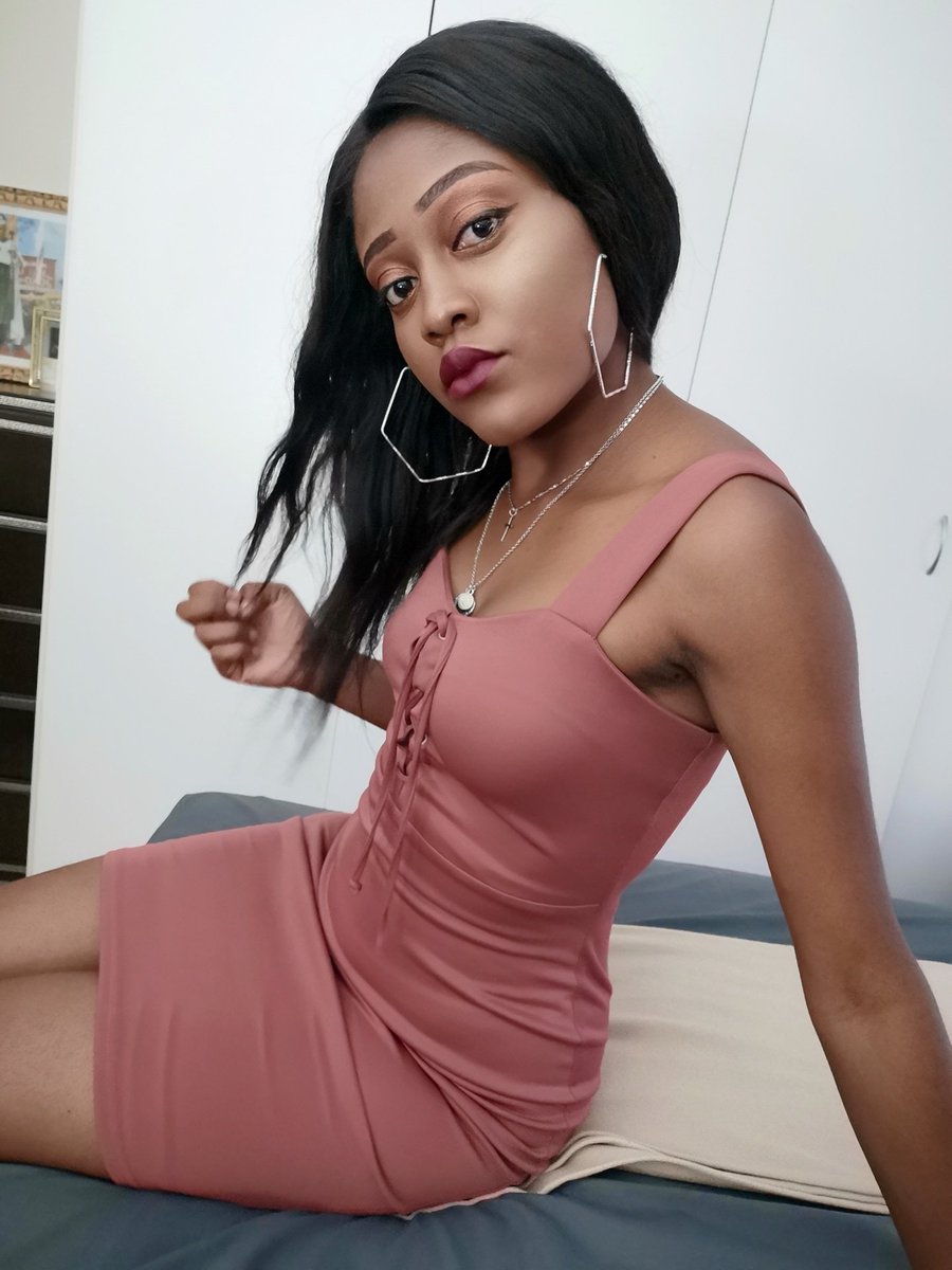 Goddezz_Mika's tweet photo. Bathed for my appointment with the couch ❤️😩#Day20ofLockdown https://t.co/QGsnZLjHsz