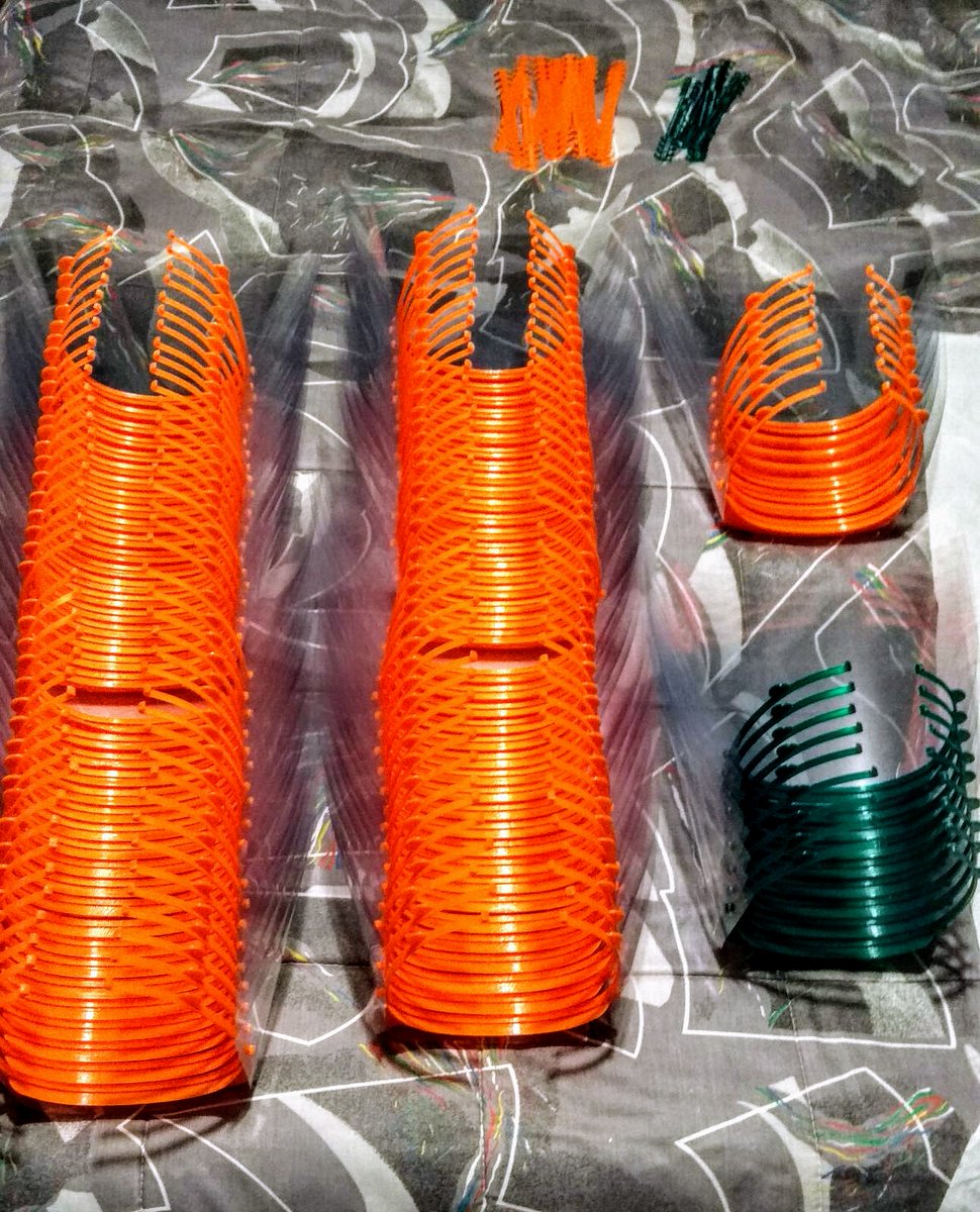 MakersTe's tweet photo. Nosaltres no parem de fabricar viseres per a que els serveis essencials no hagin de parar. 
Protegim-los per protegir-nos
Gràcies per les donacions de material per poder continuar a @FundGentis @ajlarapitai @ajamposta.
#joactuo #3DMakers #coronavirusmakers #makerste #ebre https://t.co/Uu5sOJ1Gtc