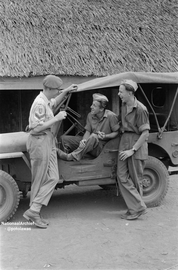 Potret tiga tentara Belanda bercengkrama didekat sebuah mobil jeep, di [Camp Doeri]* Tangerang, sekitar November 1946.
*Camp Doeri adalah kamp transit untuk unit-unit Divisi 7 Desember/de 7 December Divicie.
-
📸: Nationaal Archief || from @potolawas
-
#potolawas #tangerangcity