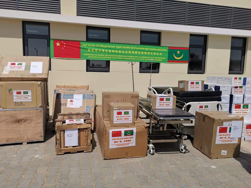 حضر سعادة السفير الصيني السيد جانغ جيان قوه مراسم تسليم مستلزمات طبية مقدمة من الجالية والشركات الصينية لمساعدة موريتانيا على مواجهة الوباء و تقدر المساعدات ب6 أطنان من مختلف الأنواع من المستلزمات الطبية.