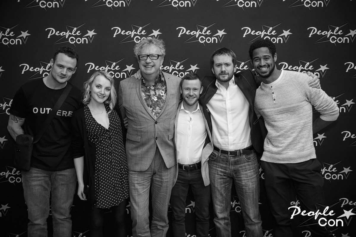 peoplecons's tweet photo. 🇨🇵 Nous avons constaté un grand rassemblement de sorciers hier devant TF1 pour regarder Harry Potter... Pour l'occasion, nous plongeons avec vous dans la Pensine et partageons ce souvenir de la #WTTMS3 ! On est https://t.co/GZTI5zbHt7... Cette convention vous manque ? https://t.co/sml2bQ7Qkb