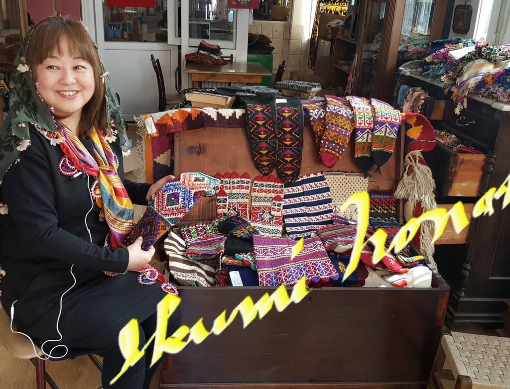 野中幾美 トルコとブルガリアのトルコ系住人の伝統モチーフの手編み靴下 と手袋 世紀前半から半ばに作られたものです これらもオヤスカーフのようにお嫁入りの際に持参します 私の靴下コレクションの一部です トルコ 手編み靴下 ミフリ T