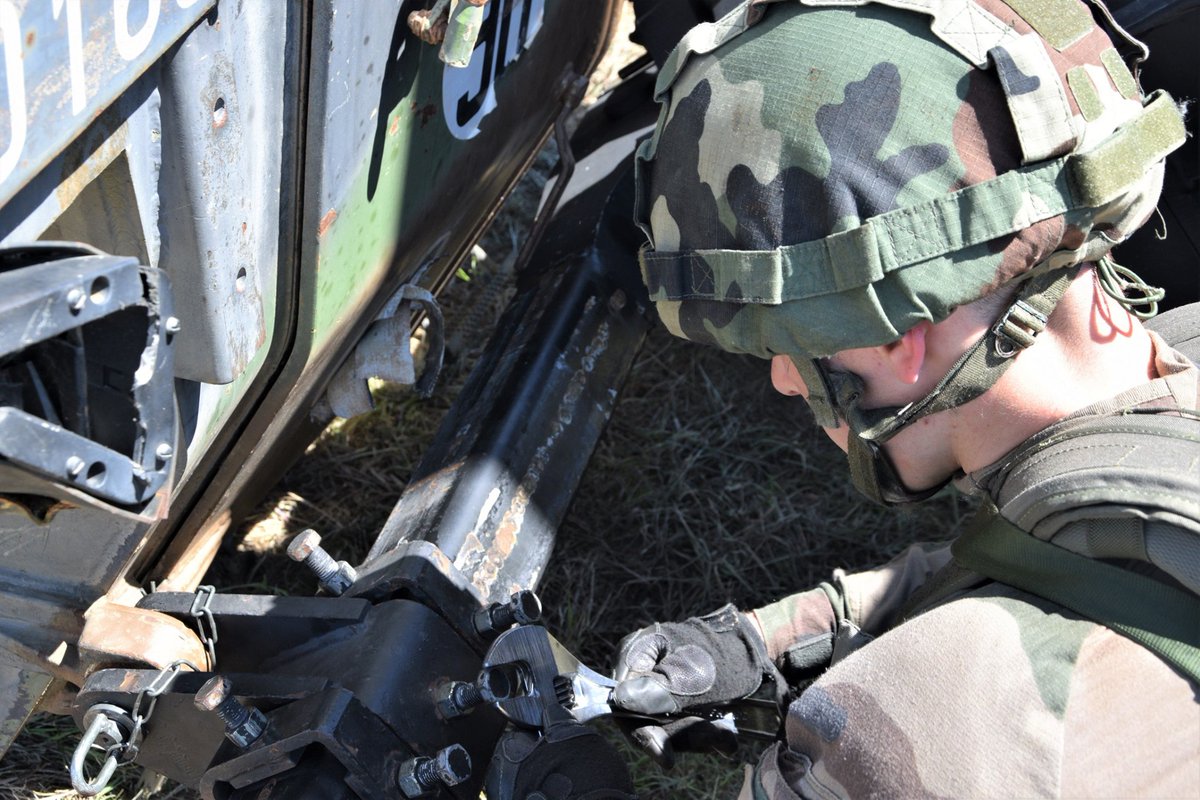 armeedeTerre's tweet image. La #PrépaOPS continue au #3RMat pendant la crise du #COVID19 🦠. Les maintenanciers doivent se tenir prêts pour l'opération #Barkhane, afin d'y assurer des missions de soutien/maintenance.