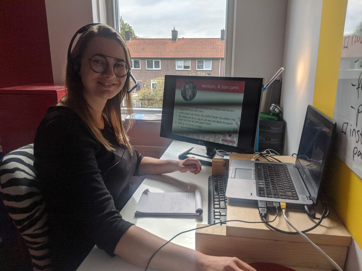Ja, het kan! Deze week gaven we onze eerste digitale workshops. Op de foto zie je een gespannen Lynn, vlak voor we live gaan. Nieuwe dingen doen is spannend, maar het ging goed en het is voor herhaling vatbaar!
Interesse? Mail naar info@mindmix.nl of check mindmix.nl