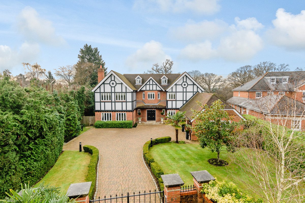 struttgerrardsx's tweet photo. The sun is shining over the historic Camp in Gerrards Cross today! Two of our properties are listed for sale on Camp Road - click the links below for more info:
https://t.co/JM9y8EjtPC
https://t.co/jbJaOx5Fre
#PrivateRoad #ForSale #UKProperty #WednesdayWisdom https://t.co/PKi9wanpu1
