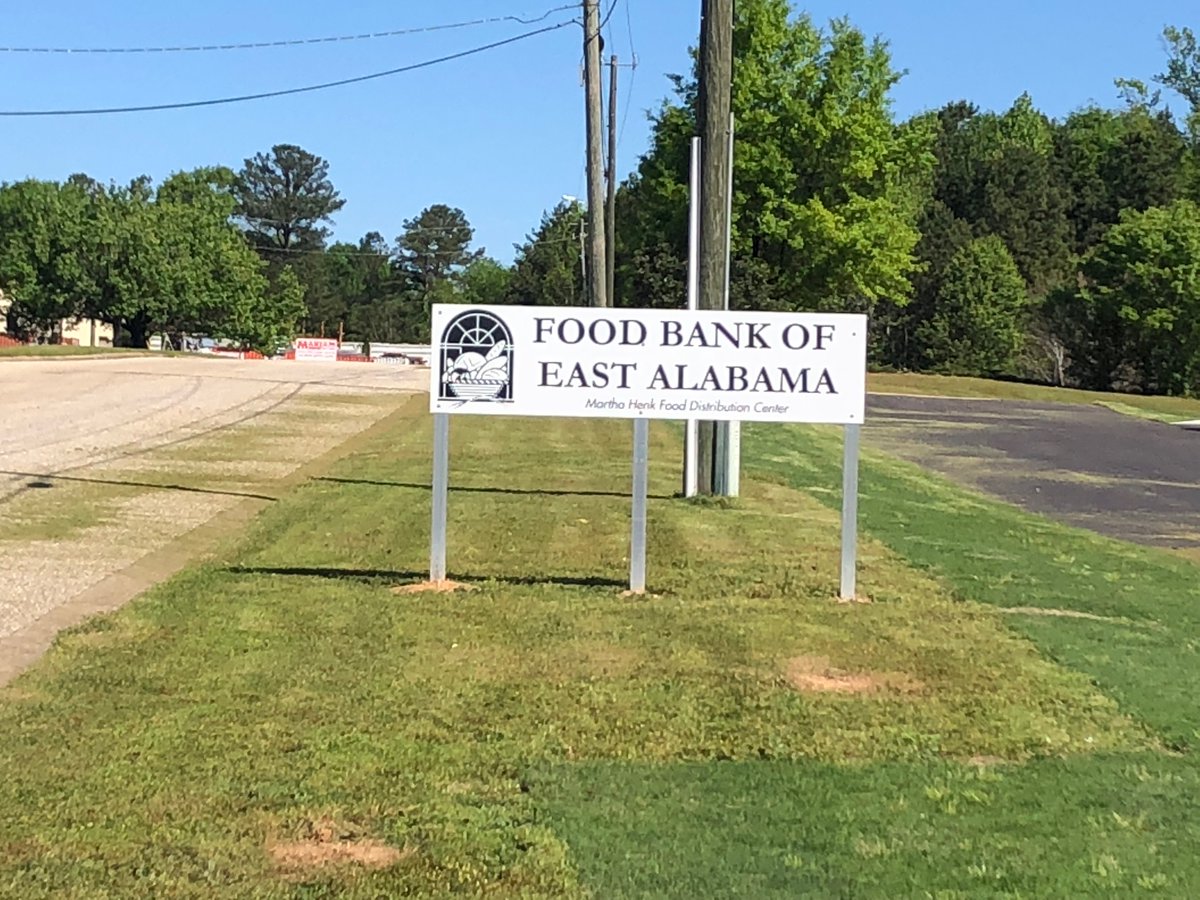 SUSCCNews's tweet photo. The SU cafeteria donated items to the East Alabama Food Bank in Opelika. Interim food services manager Jason Bartlett and director of maintenance Justin Whitehead delivered the items last week. #bisonstrong #communityisourmiddlename https://t.co/eqrILpEM7q