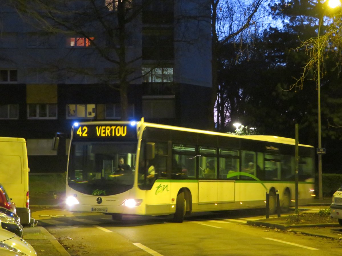 Question bus standards, ils sont généralement de 12 mètres, mais ils peuvent atteindre 13m5 en France avec seulement 2 essieux et 15m avec 3 essieux, comme ce Citaro L n°5501 qui braque dans les petites rues après Pirmil (c'était le dernier bus de 15m nantais à rouler)38 - moi