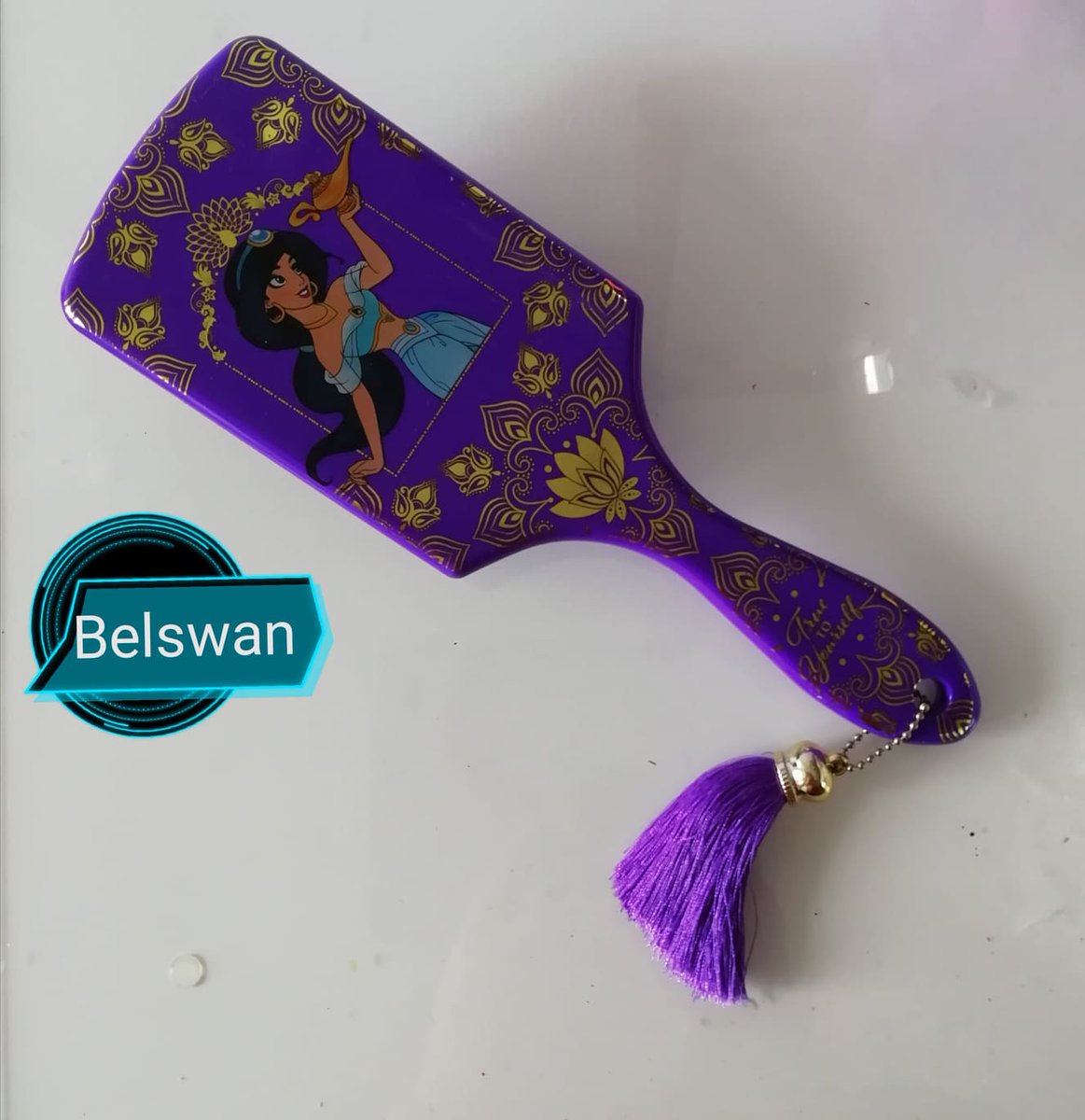 Belswan77's tweet photo. Buenos días achicas!!!
Hoy quería mostraros este cepillo de cabello que compré en una tienda física super famosa en este país.
Me encanta como está dibujada la princesa Jasmine y el contraste de colores. A mi no me da tiron alguno.. Y a vosotras? https://t.co/95kMLCymfE