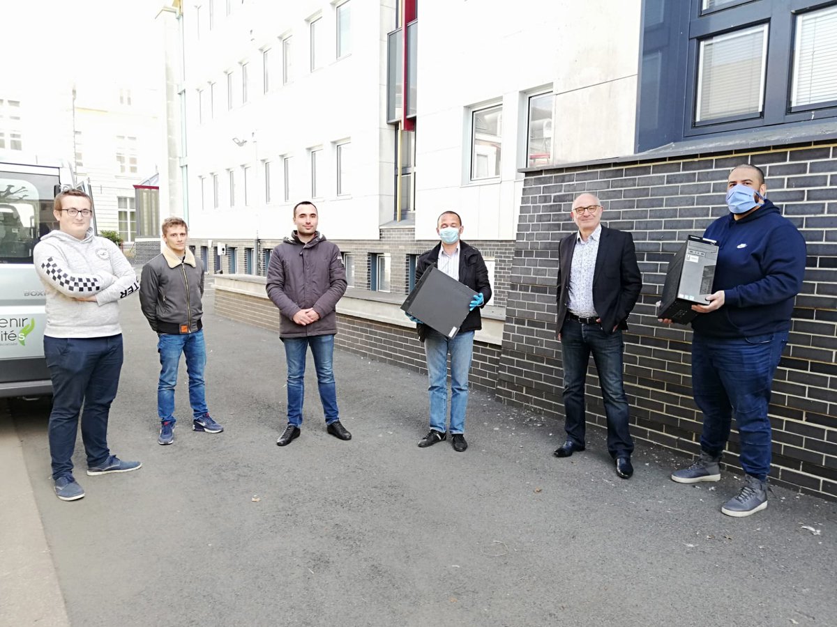 AvenirdesCites's tweet photo. 🔴Dans le #PasdeCalais la solidarité s'organise pour lutter contre le décrochage scolaire durant le confinement COVID-19
@AvenirdesCites a lancé un appel aux dons d ordinateurs💻
👉GRAND merci à la @CafPasdeCalais qui offre 100 unités centrales en présence du Directeur M Burger🙏 https://t.co/W1jIc440Eo