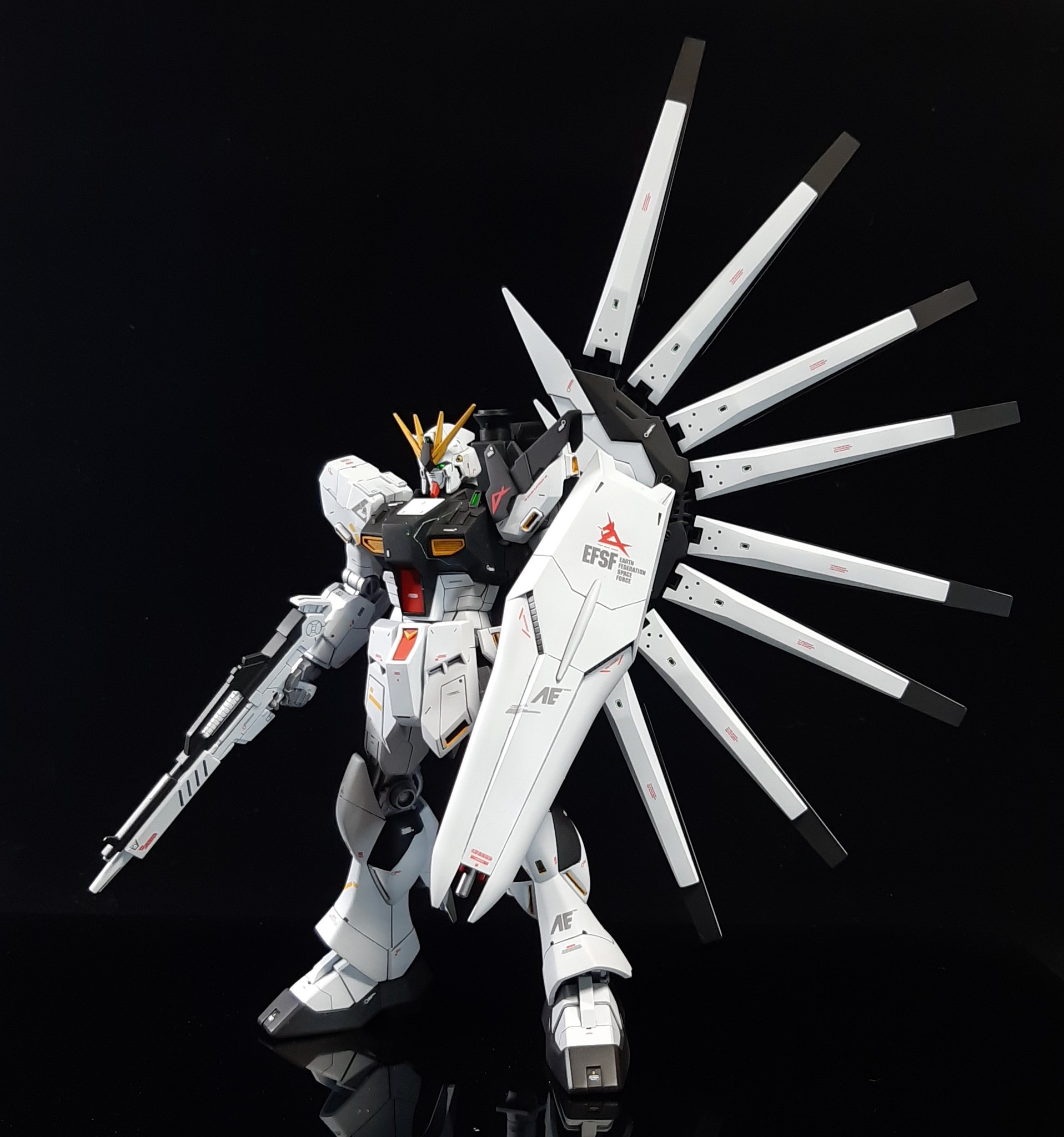 ハク Nガンダム セカンド 完成しました Hgnガンダムの頭部 腕 フロントアーマー ファンネルラックを ハイニューガンダムブレイブからのミキシングで改造しました ファンネル射出後はインコムも展開出来ます 左胸にはサイコフレームの光が漏れ