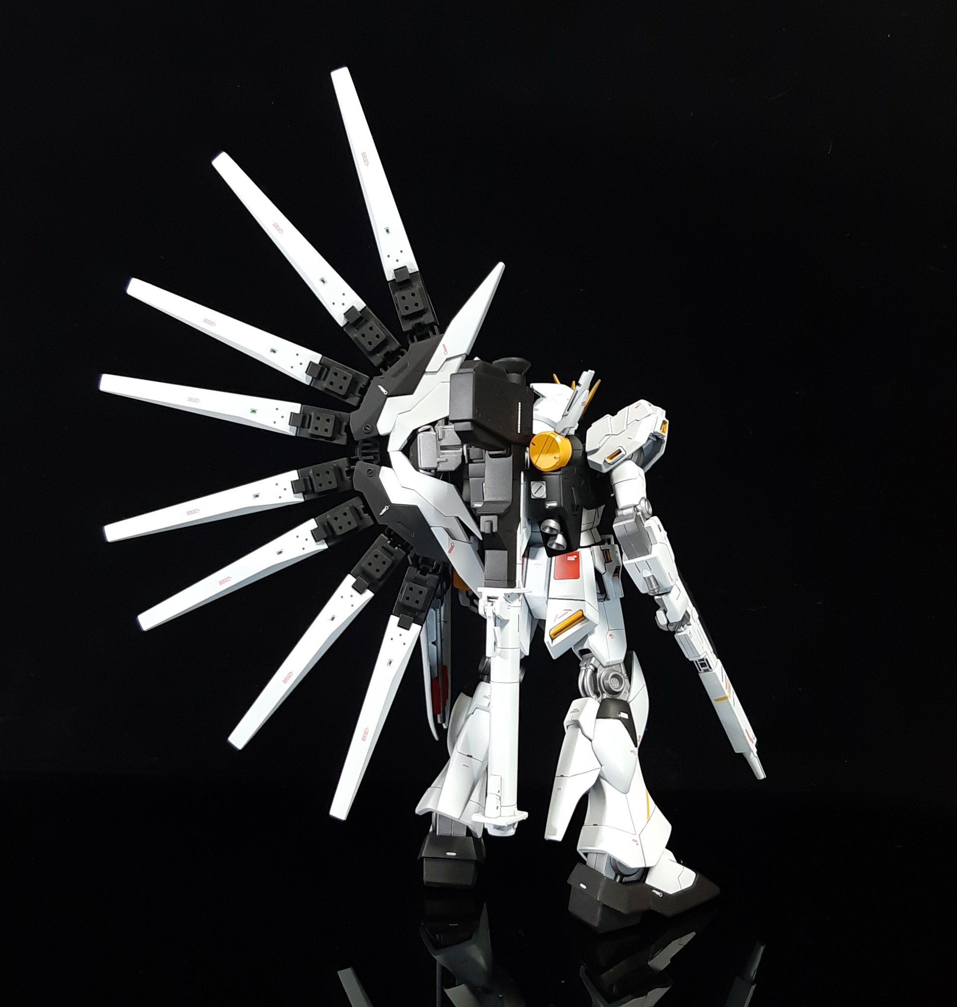 ハク Nガンダム セカンド 完成しました Hgnガンダムの頭部 腕 フロントアーマー ファンネルラックを ハイニューガンダムブレイブからのミキシングで改造しました ファンネル射出後はインコムも展開出来ます 左胸にはサイコフレームの光が漏れ