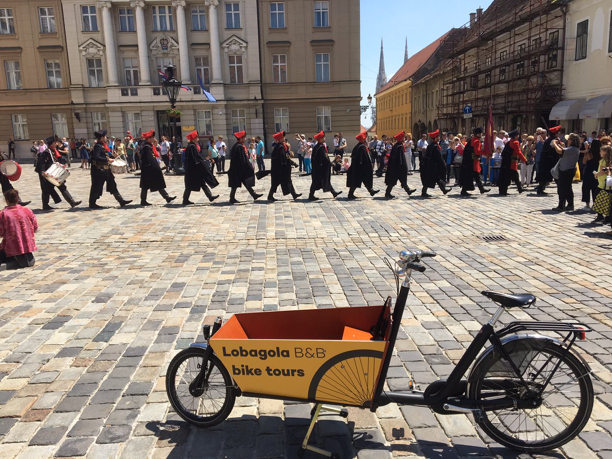 lobagola_com's tweet photo. Taking care about our #heritage is equally important as looking forward to future.
Daily Cravat Regiment guard change reminds us of the historical importance of the Old Upper Town of #Zagreb #culturalheritage https://t.co/XkB02iWzpo
