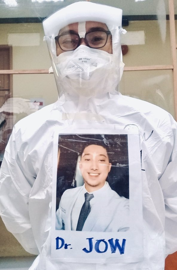 ABSCBNNews's tweet photo. Dahil balot ang katawan at mukha, naglagay ng retrato si Dr. Jonnel Poblete sa suot niyang PPE

"Baka sakaling makatulong sa inyong mabilis na paggaling kung nakikita niyo po kaming nakangiti," saad ng doktor na nagtatrabaho sa isang #COVID19-referral hospital sa Maynila. https://t.co/P1hS6LoShF