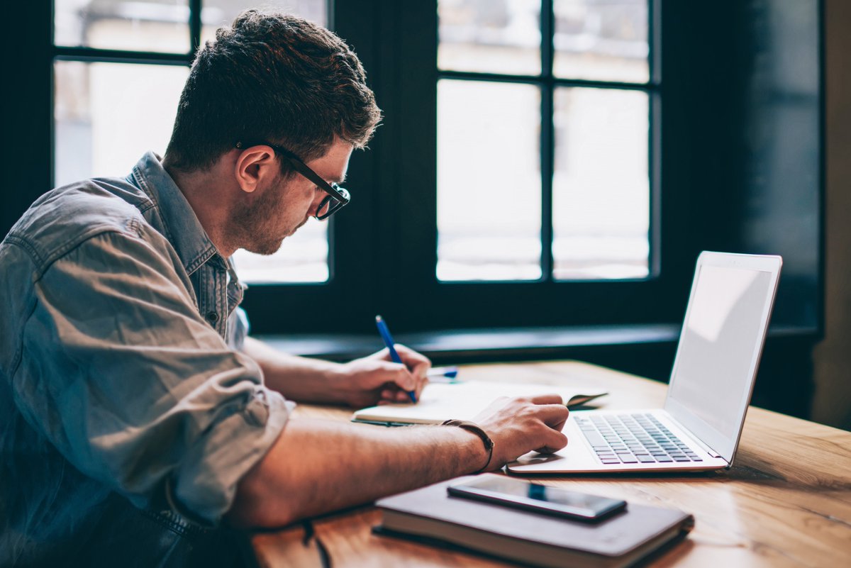 "Hoe overleef je in een gekke wereld?"

Met deze actuele vraag in het achterhoofd kroop trainer Theo Compernolle in zijn pen. Lees de nieuwste bijdrage aan onze Thuiswerk Academy via shorturl.at/owLN2 #IFBD